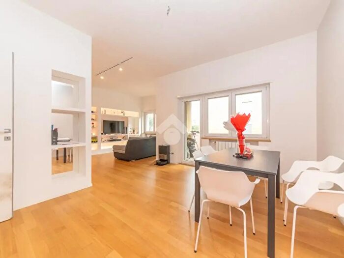 Appartamento trilocale in vendita in Via Suvereto, Roma