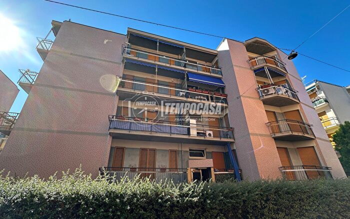 Appartamento trilocale in vendita in Via Amalfi, Loano