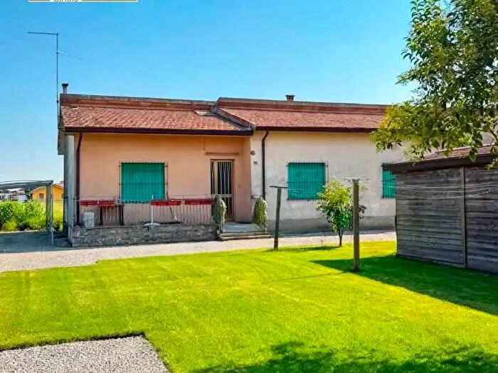 Casa con 11 locali in vendita in Giacciano Con Baruchella