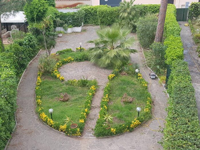 Casa con 6 locali in affitto in Via Forte dei Marmi, Fregene, Fiumicino
