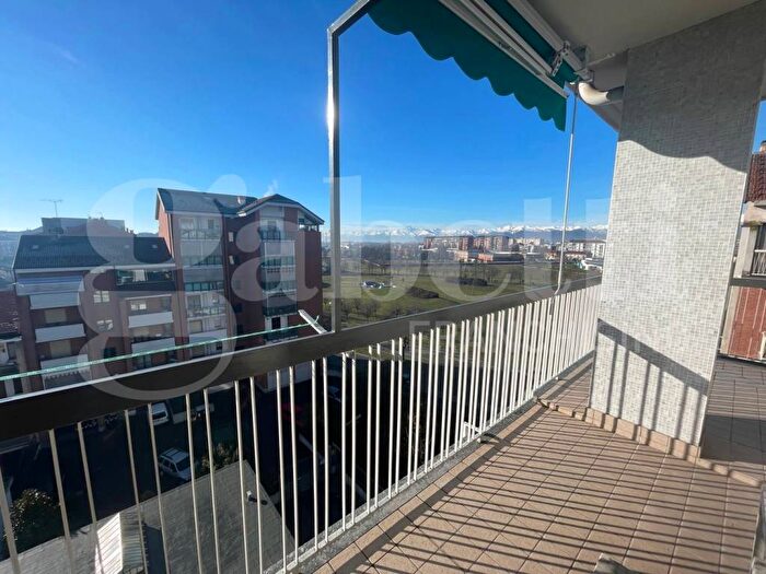 Casa con 5 locali in affitto in VIA ADAMELLO, Pozzo Strada, Torino