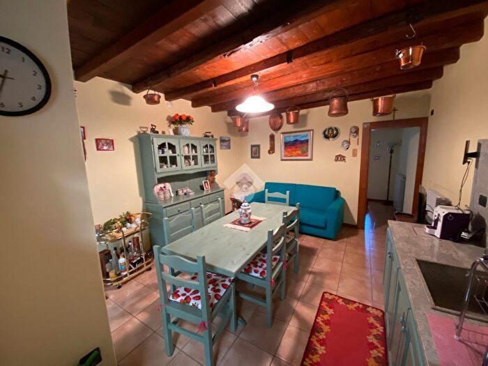 Casa con 6 locali in vendita in Via Roma, Bossico