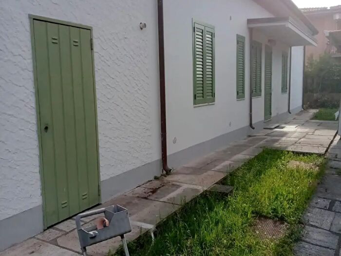 Casa con 8 locali in vendita in Carrara
