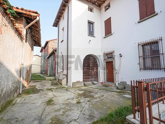 Appartamento con 6 locali in vendita in Via Conciliazione, Bottanuco