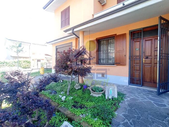 Casa con 5 locali in affitto in via Sandro Pertini, Isola Dovarese