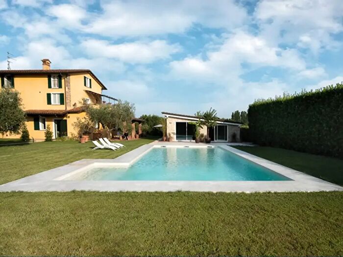 Casa con 6 locali in vendita in Pietrasanta