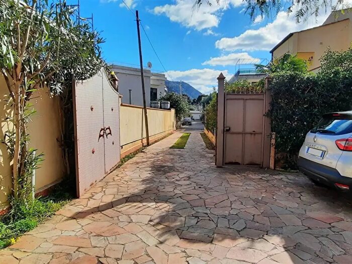 Casa con 7 locali in vendita in Palermo