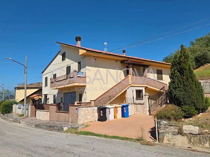 Casa con 5 locali in vendita in Penna Sant'Andrea