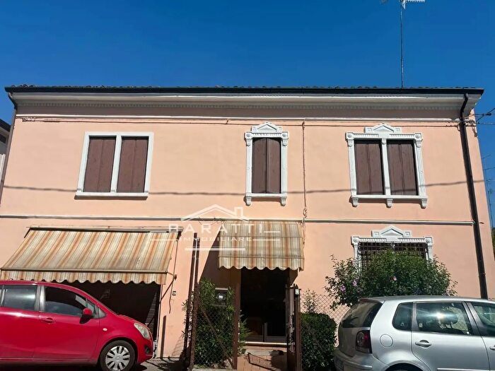Casa con 9 locali in vendita in Guastalla