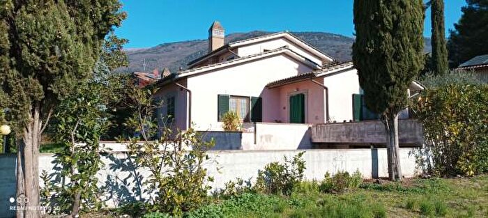 Casa con 6 locali in vendita in Via Friuli, Spello