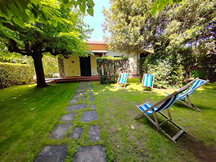 Casa con 6 locali in affitto in Via Volta, Forte Dei Marmi