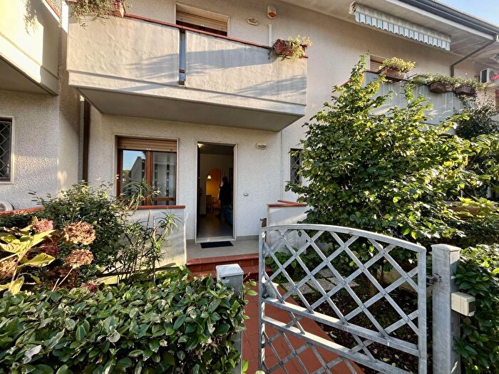 Casa con 5 locali in affitto in Massa