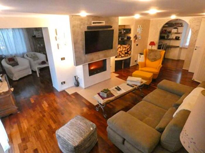 Appartamento con 6 locali in vendita in Isola Del Piano