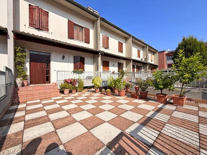 Casa con 5 locali in vendita in Via Lucchi, Zevio