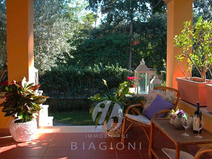 Casa con 10 locali in vendita in Pietrasanta