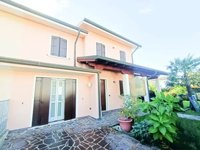 Casa con 6 locali in vendita in Via Angeli, Adria