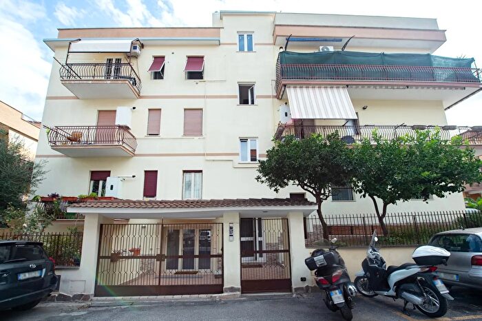 Appartamento trilocale in vendita in Via Rosasco, Roma