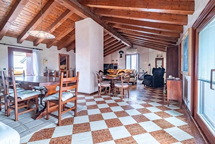 Appartamento con 6 locali in vendita in Via San Pio X Castelfranco Veneto, Castelfranco Veneto