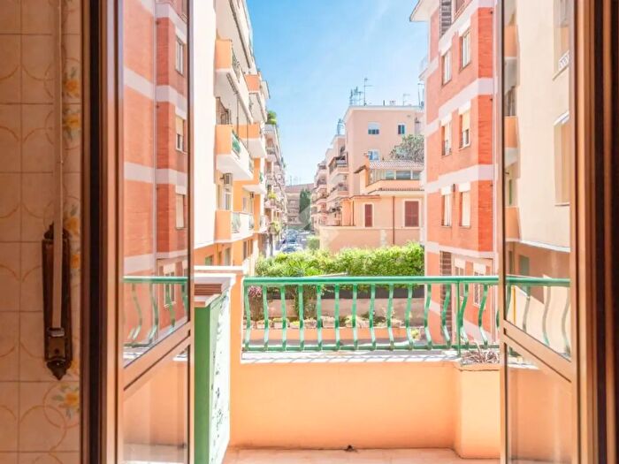 Appartamento trilocale in vendita in Via Igea, Roma