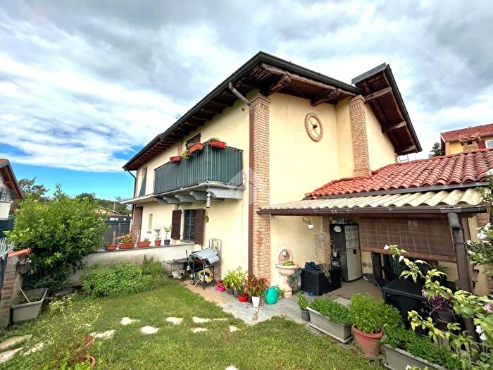 Casa quadrilocale in vendita in Via Cascina Ribona, Usmate Velate