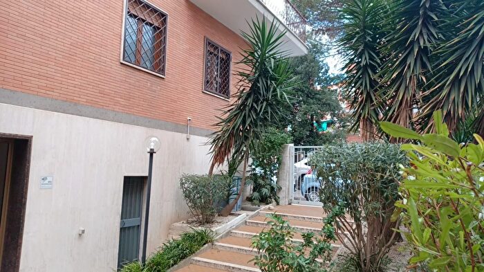 Appartamento con 5 locali in vendita in Via Tito Omboni, Roma