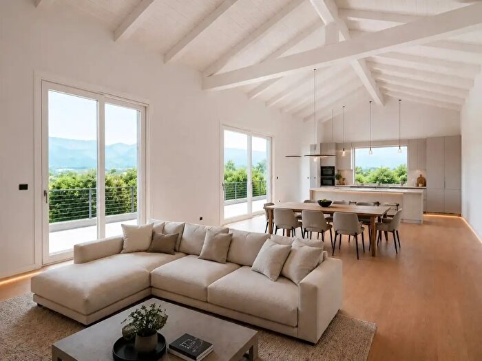 Casa con 7 locali in vendita in Via La Fenice, Ronca