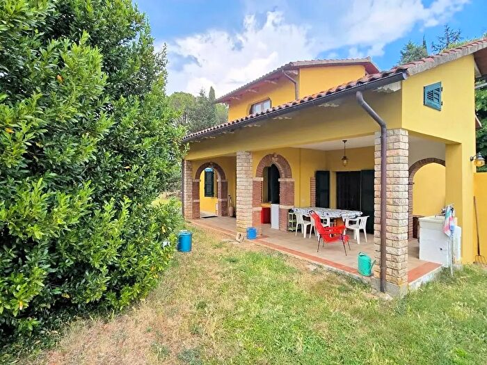 Casa con 8 locali in vendita in Strada Montorsi, Roccastrada