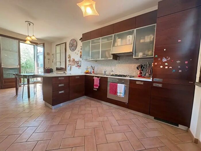 Casa con 8 locali in vendita in Oma, Collesalvetti