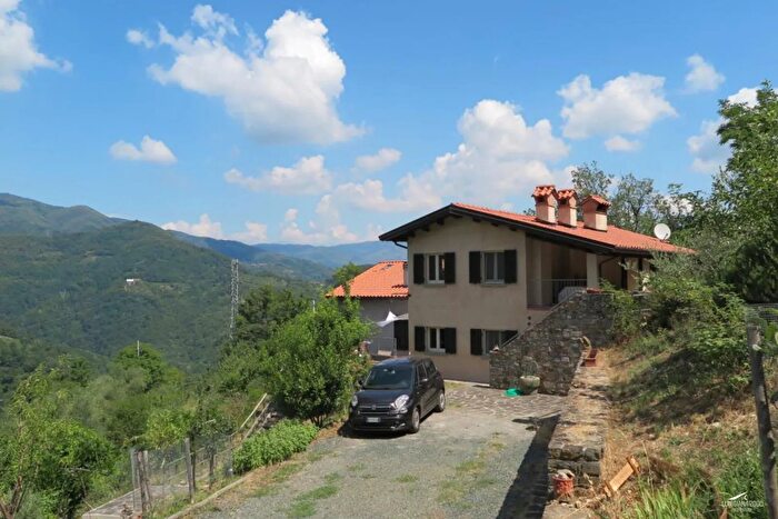 Casa con 11 locali in vendita in Pontremoli