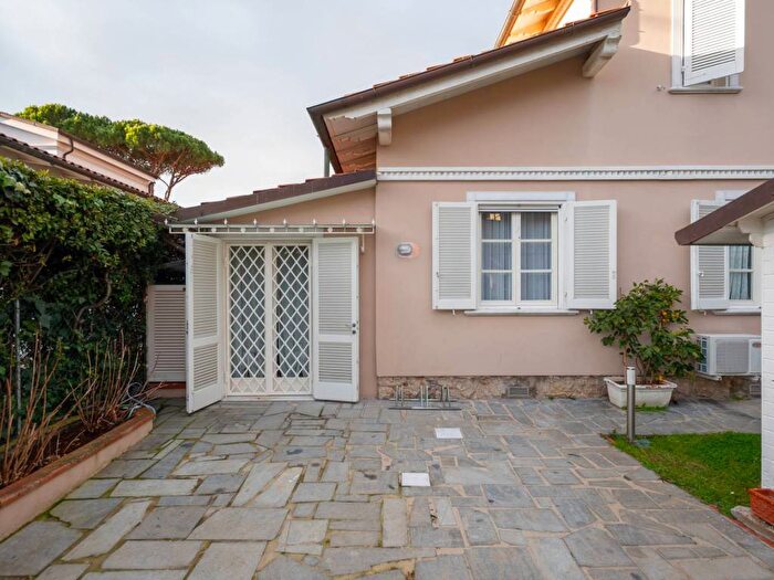 Casa con 6 locali in affitto in Via Lorenzo Quartieri, Centro, Forte dei Marmi