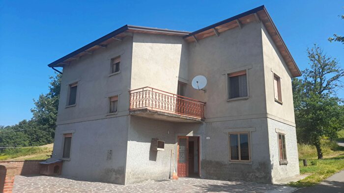 Casa con 9 locali in vendita in Canossa