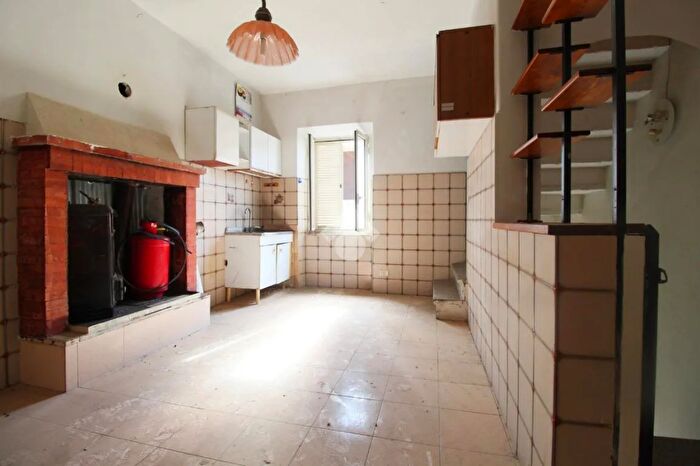 Appartamento trilocale in vendita in Via Oslavia, Blera