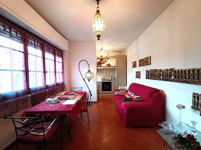 Appartamento trilocale in vendita in Via Magenta, Viareggio