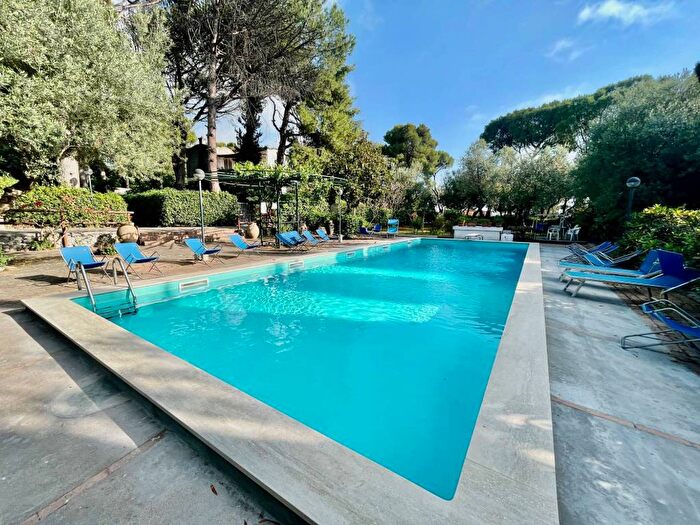 Casa quadrilocale in affitto in Via Damecuta, Anacapri