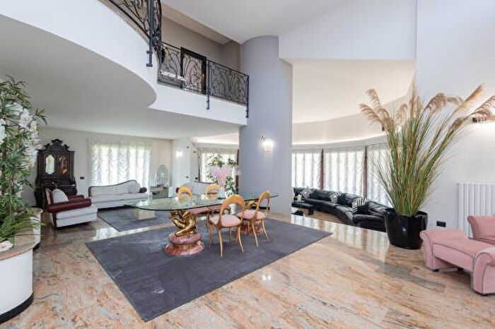 Casa con 6 locali in vendita in Via Guglielmo Marconi, Covo