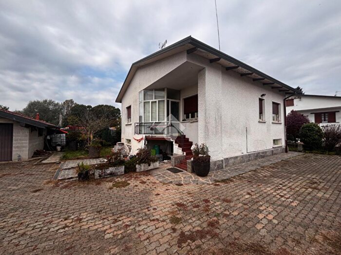Casa quadrilocale in vendita in Via Lario, Venegono Superiore