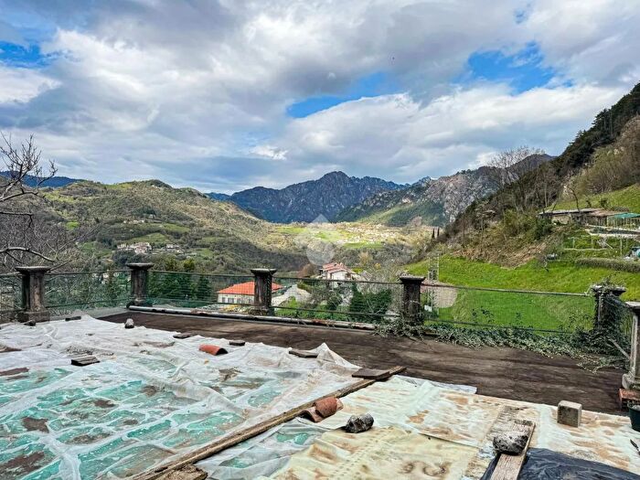 Casa con 6 locali in vendita in Via Vincenzo Monti, Tremosine