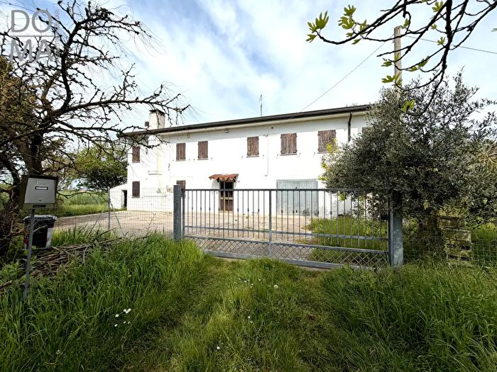 Casa con 8 locali in vendita in Taglio Di Po