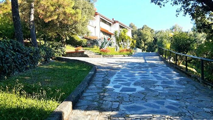 Casa con 7 locali in vendita in Fosdinovo