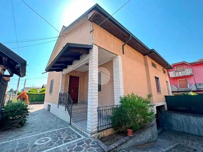 Casa trilocale in vendita in Via Tagliamento, Castrezzato
