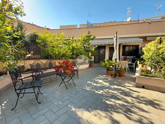 Appartamento trilocale in vendita in Via Soratte, Roma