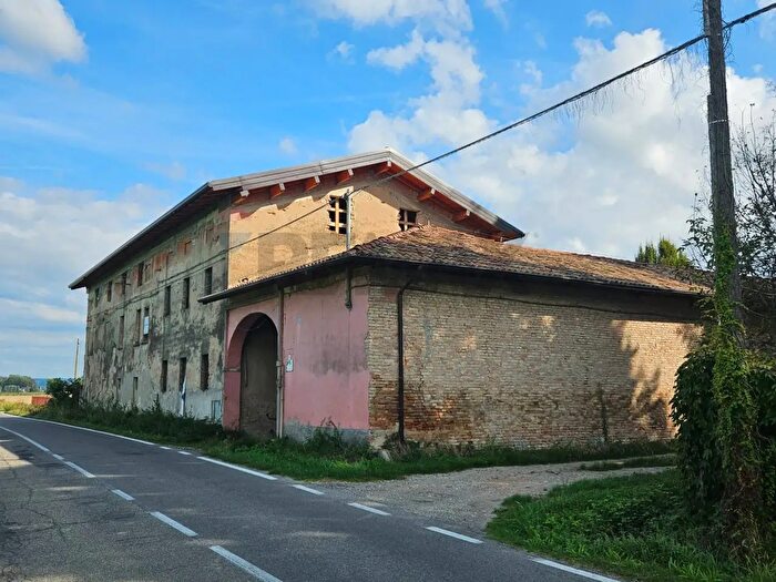 Appartamento con 18 locali in vendita in Via Franco Ferraris, Pizzale