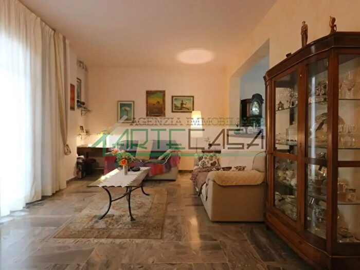 Casa con 6 locali in vendita in Cascina