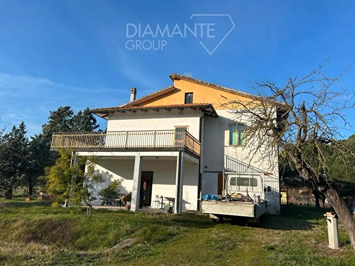 Casa con 6 locali in vendita in Castiglione Del Lago