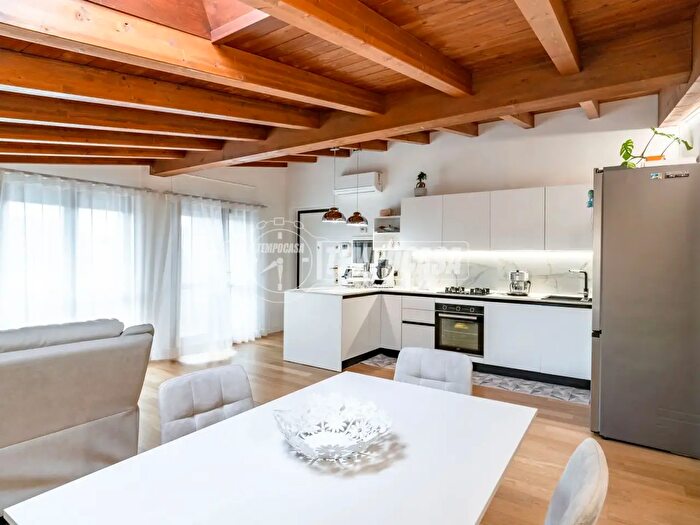 Appartamento trilocale in vendita in Vicolo SantAntonio Abate, Caronno Pertusella