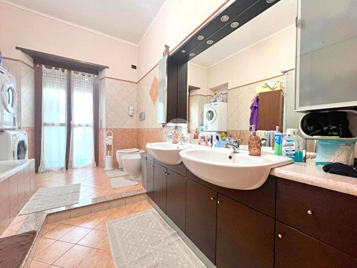 Appartamento trilocale in vendita in Via Borgaro, Torino