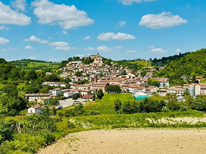 Casa con 9 locali in vendita in Via Pozzoltre Ottiglio, Ottiglio