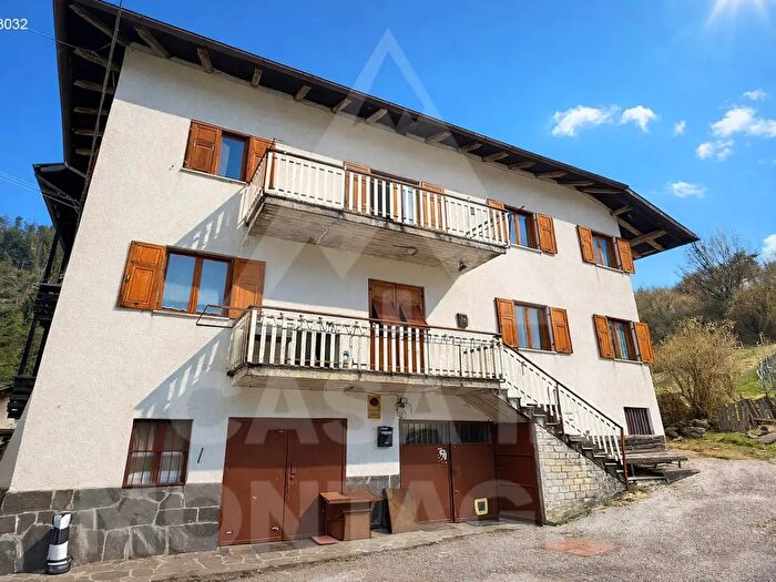 Casa con 10 locali in vendita in Baselga Di Pine