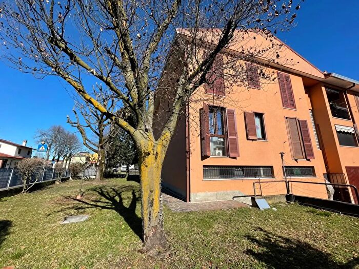 Appartamento trilocale in vendita in Via Aldo Moro, Cassinetta Di Lugagnano