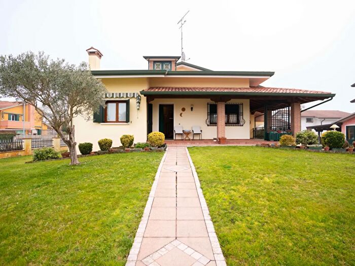 Casa con 6 locali in vendita in Via Macchiavelli, Torre Di Mosto